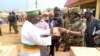 Le général Nka Valère remet un don de l’armée à un élu local à Ndu dans la région du Nord-ouest, le 16 décembre 2020. 