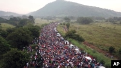 지난 27일 멕시코 아리아가 마을에서 경찰들이 미국으로 향하는 캐러밴 행렬의 길을 차단했다. 
