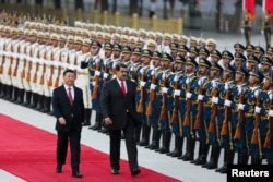 资料照片：中国国家主席习近平和委内瑞拉总统马杜罗在北京的欢迎仪式上检阅仪仗队。(2018年9月14日)