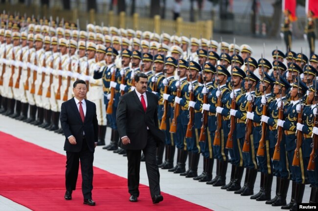 2018年9月14日，中國國家主席習近平和委內瑞拉總統馬杜羅在北京的歡迎儀式上檢閱儀仗隊。