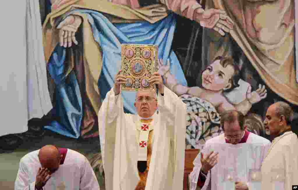 Pope Francis leads an open-air mass at the Manger Square, next the Nativity Church in the West Bank town of Bethlehem, May 25, 2014. 