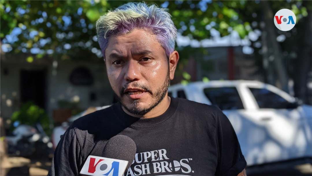Erwin David Costa Zelaya, propietario del negocio Rock Munchies, en Managua. Foto Miguel Bravo, VOA.