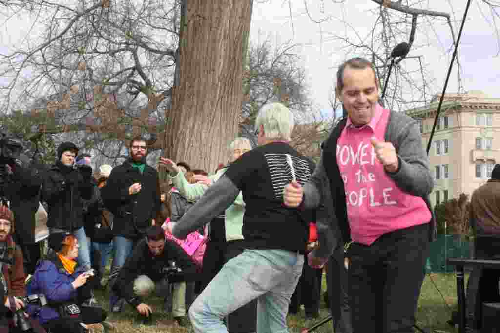 Diferentes grupos de activistas cantaron y representaron escenas sobre las consecuencias de quitar los límites de dinero que las corporaciones pueden donar a las campañas electorales.
