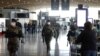 Des soldats français, portant des masques protecteurs, patrouillent à l'aéroport Paris Charles de Gaulle à Roissy-en-France lors de l'épidémie de coronavirus (COVID-19) en France le 14 mai 2020. Photo prise le 14 mai 2020. REUTERS / Charles Platiau - RC2SRG9UCGIU