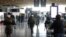 Des soldats français, portant des masques protecteurs, patrouillent à l'aéroport Paris Charles de Gaulle à Roissy-en-France lors de l'épidémie de coronavirus (COVID-19) en France le 14 mai 2020. Photo prise le 14 mai 2020. REUTERS / Charles Platiau - RC2SRG9UCGIU