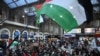 Manifestantes participan en una protesta dentro de la estación de Charing Cross tras el "Rally de Londres por Palestina", en el centro de Londres el 4 de noviembre de 2023, mientras piden un alto el fuego en el conflicto entre Israel y Hamás.