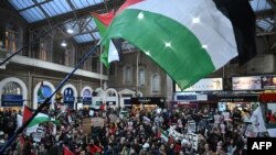 Manifestantes participan en una protesta dentro de la estación de Charing Cross tras el "Rally de Londres por Palestina", en el centro de Londres el 4 de noviembre de 2023, mientras piden un alto el fuego en el conflicto entre Israel y Hamás.