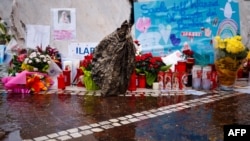 Velas e uma escultura são colocadas na estátua de João Paulo II no Hospital Universitário Gemelli, onde o Papa Francisco está hospitalizado com pneumonia, em Roma, a 1 de março de 2025.