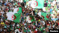  Une manifestation exigeant la destitution de l'élite dirigeante et la poursuite des anciens fonctionnaires liés à l'ancien président Abdelaziz Bouteflika, à Alger, Algérie, le 14 juin 2019.