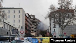 Es visible el humo de un edificio dañado tras una explosión en el centro de Madrid, en Madrid, España, el 20 de enero de 2021.