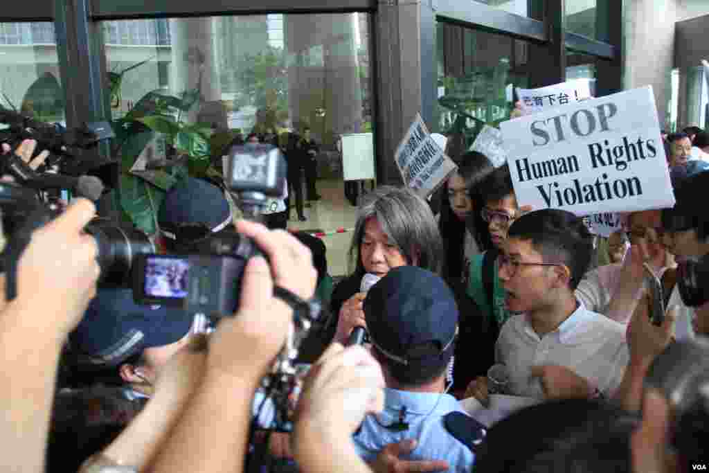 香港团体和政党游行到泰国领事馆抗议（美国之音海彦拍摄）