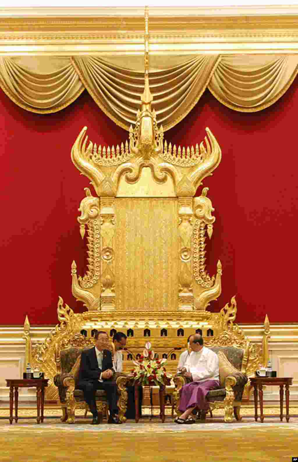 缅甸总统登盛(右)在首都内比都的总统府内与联合国秘书长潘基文会谈。