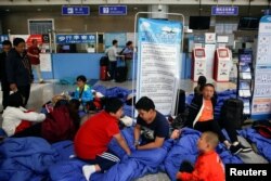 중국 쓰촨성 주자이거우현을 찾았던 여행객들이 9일 현지 공항에 몰려 교통대책을 기다리고 있다.