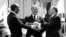 Kemp Deyvid, 26-mart, 1979. Misr prezidenti Anvar Sadat va Isroil Bosh vaziri Menaxem Begin tinchlik bitimi imzolagan. AQShning o'sha paytdagi prezidenti Jimmi Karter vositachilik qilgan. 