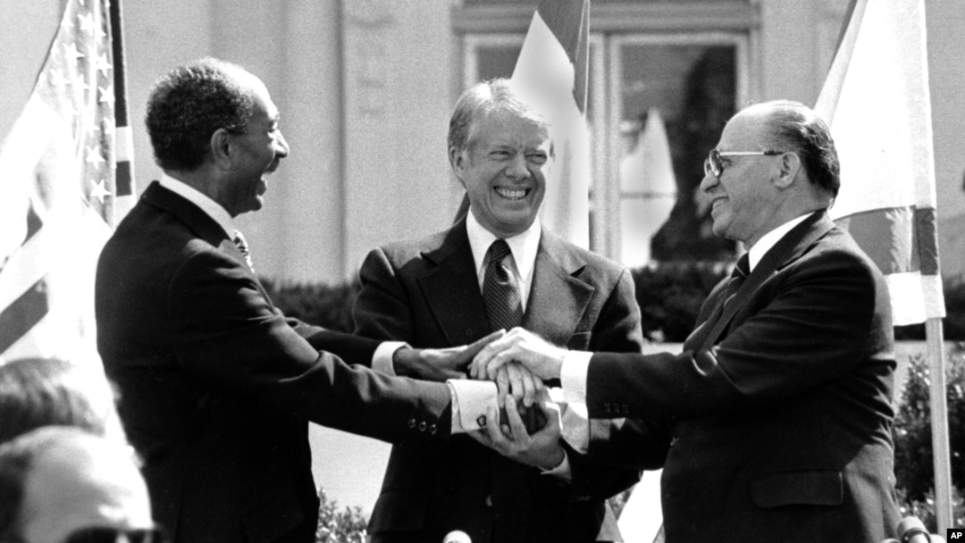 Kemp Deyvid, 26-mart, 1979. Misr prezidenti Anvar Sadat va Isroil Bosh vaziri Menaxem Begin tinchlik bitimi imzolagan. AQShning o'sha paytdagi prezidenti Jimmi Karter vositachilik qilgan. 