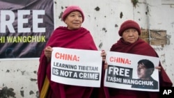 资料照：流亡印度达兰萨拉的藏人要求中国政府释放藏语教育倡导者扎西文色。（2017年1月27日）
