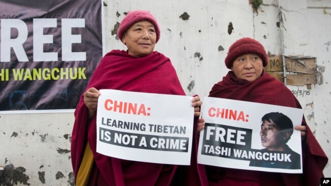 资料照：流亡印度达兰萨拉的藏人要求中国政府释放藏语教育倡导者扎西文色。（2017年1月27日）