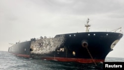 2026년 3월 31일, 아랍에미리트(UAE) 두바이 인근 해상에서 이란의 드론 공격을 받은 쿠웨이트 국적의 원유 운반선 '알살미(Al-Salmi)'호가 선체 손상과 화재로 인해 연기에 휩싸여 있다.