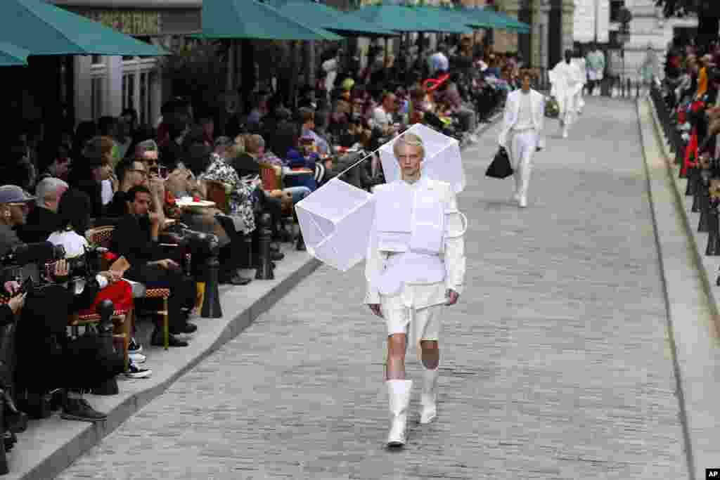 نمایش مد لباس&zwnj;های مردانه برای بهار و تابستان ۲۰۲۰ در پاریس. این ماکن مرد لباس های طراحی شده برند &laquo;لویی ویتون&raquo; را به تن دارد.&nbsp;