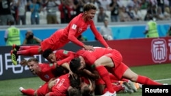 Wachezaji wa Uingereza wakishangilia goli la Harry Kane dhidi ya Tunisia 18 Juni 2018.