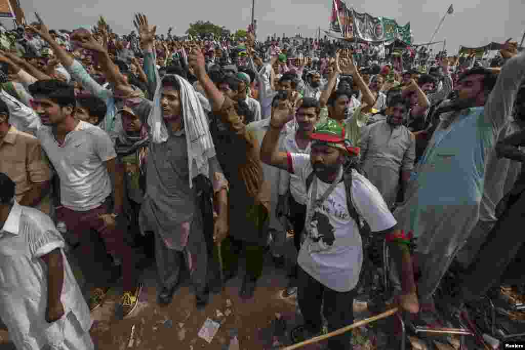 دھرنے میں شریک طاہر القادری کے حامی اپنا احتجاج جاری رکھنے کے لیے پرعزم ہیں۔