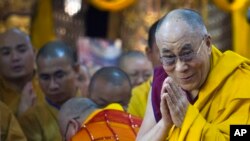 Pemimpin spiritual Tibet, Dalai Lama, menyapa para jemaah saat tiba di Kuil Tsuglakhang di Dharmsala, India, 1 Juli 2013. (Foto: AP)