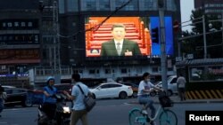 중국 베이징 거리에 설치된 대형 스크린에서 시진핑 국가주석 관련 보도가 나오고 있다.
