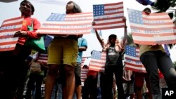 Demonstran membawa poster dalam demo di Kedutaan Besar AS menentang kunjungan Presiden Obama Rabu, 23 April 2014 di Manila, Filipina. 