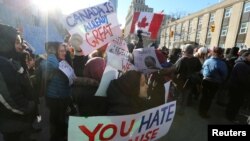 Người biểu tình đứng bên ngoài lãnh sự quán Hoa Kỳ phản đối lệnh cấm di dân của Tổng thống Mỹ Donald Trump, ở Toronto, Ontario, Canada, 30/1/2017.
