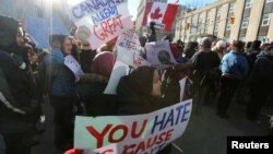 Manifestation contre le décret anti-immigration devant le consulat des États-Unis à Toronto, Ontario, Canada, le 30 janvier 2017. 