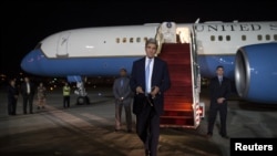 U.S. Secretary of State John Kerry walks to his motorcade after arriving in Amman, Oct. 23, 2015. 