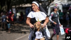 Una dueña y su mascota llamada "Dinho" participan en el desfile de carnaval de perros "Blocao" en Río de Janeiro, Brasil, el sábado 1 de marzo de 2025. (Foto AP/Silvia Izquierdo).