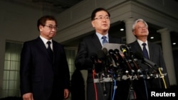 South Korea's National Security Office head Chung Eui-Yong, center, and National Intelligence Service chief Suh Hoon, left, make an announcement about North Korea and the Trump administration outside of the West Wing at the White House in Washington, March 8, 2018. 