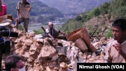 Les ruines du village de Majigaon dans le district de Sindhupolchok au Nepal (Photo Nirmal Ghosh, VOA)