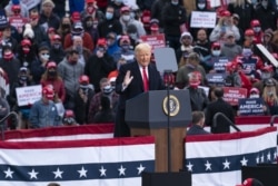 Presiden Donald Trump saat berkampanye di Bandara Manchester-Boston, Londonderry, New Hampshire, Minggu, 25 Oktober 2020. (Foto: Alex Brandon/AP))