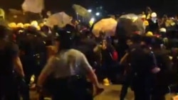 香港警方驅趕佔領龍和道的示威者