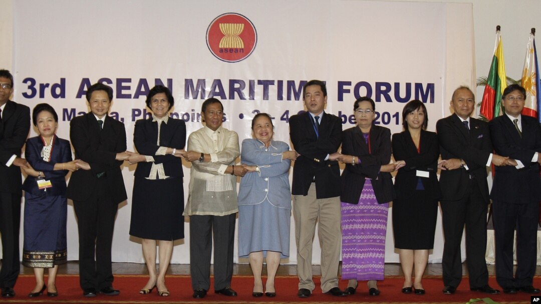 Phó Tổng thống Philippines Jejomar Binay (áo trắng) và các đại biểu dự hội thảo ở Manila, Philippines, 3/10/12