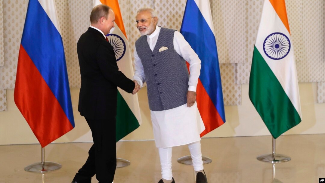 Thủ tướng Ấn Độ Narendra Modi, phải, bắt tay với Tổng thống Nga Vladimir Putin trước cuộc họp song phương tại Goa, Ấn Độ, ngày 15 tháng 10 năm 2016.