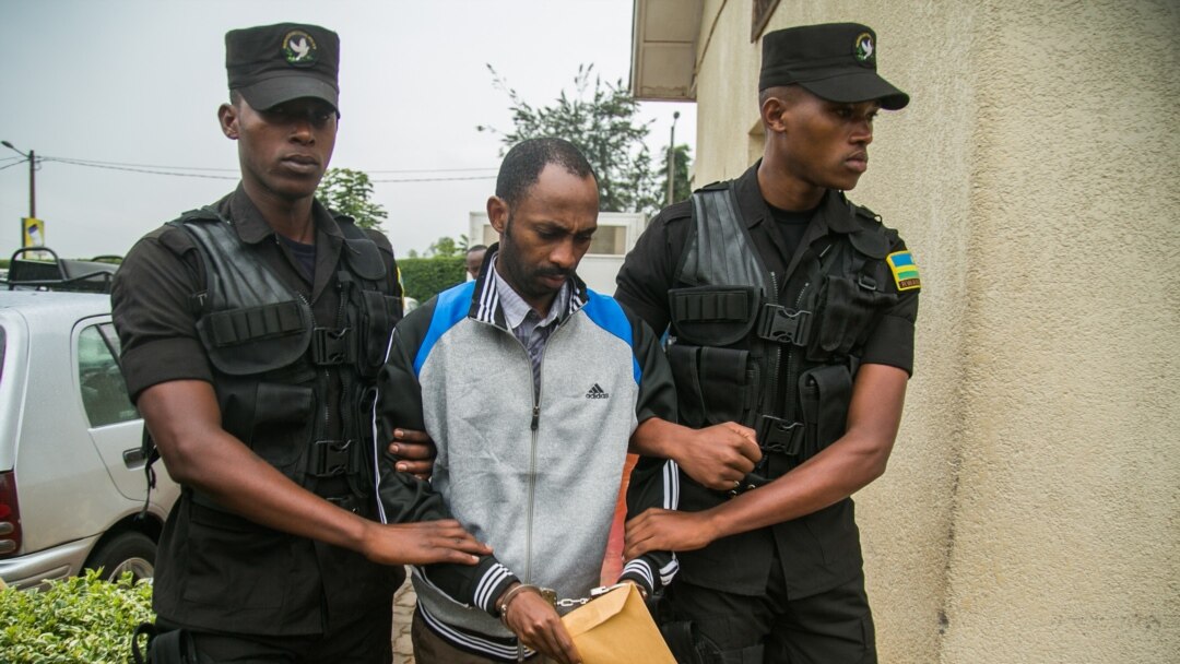 Callixte Nsabimana ajyanywe n'abapolisi kumwereka itangazamakuru ku biro bikuru by'iperereza i Kigali taliki ya 23/5/2019
