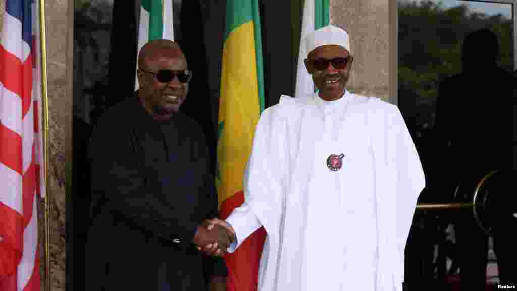 Le président nigérian Muhammadu Buhari reçoit l&#39;ancien président ghanéen John Mahama lors de la réunion spéciale des délégations de la Cedeao sur la crise électorale en Gambie, à Abuja, le 9 janvier 2017.