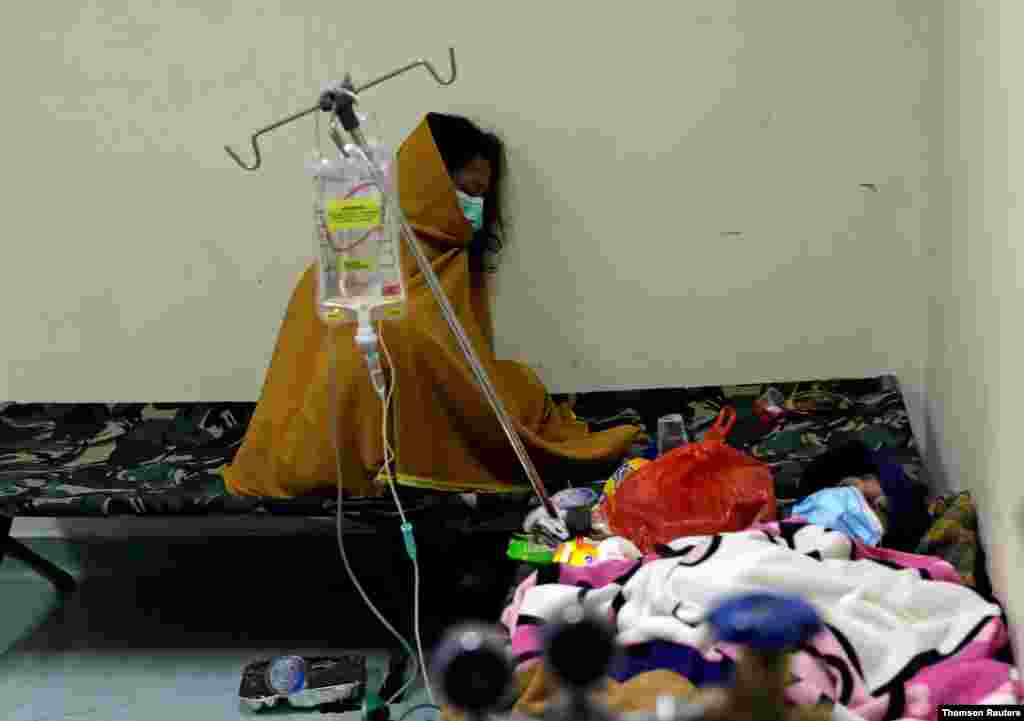 인도네시아 자카르타의 응급 진료소에서 신종 코로나바이러스 감염 환자가 치료 받고 있다. 