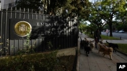 Un hombre camina con sus perros frente a la embajada de España en el barrio de Palermo de Buenos Aires, Argentina, el lunes 20 de mayo de 2024. 