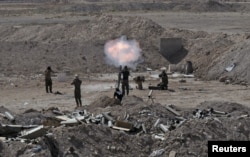 伊拉克政府军和什叶派民兵武装2015年5月19日在费卢杰城外对ISIS发射火箭弹