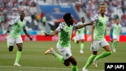 Wachezaji wa Nigeria wakishangilia goli dhidi ya Iceland