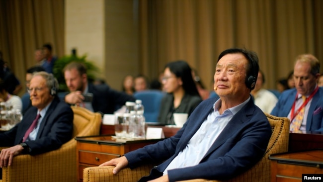 华为创始人兼首席执行官任正非2019年9月26日在广东深圳华为总部参加一个商务论坛。