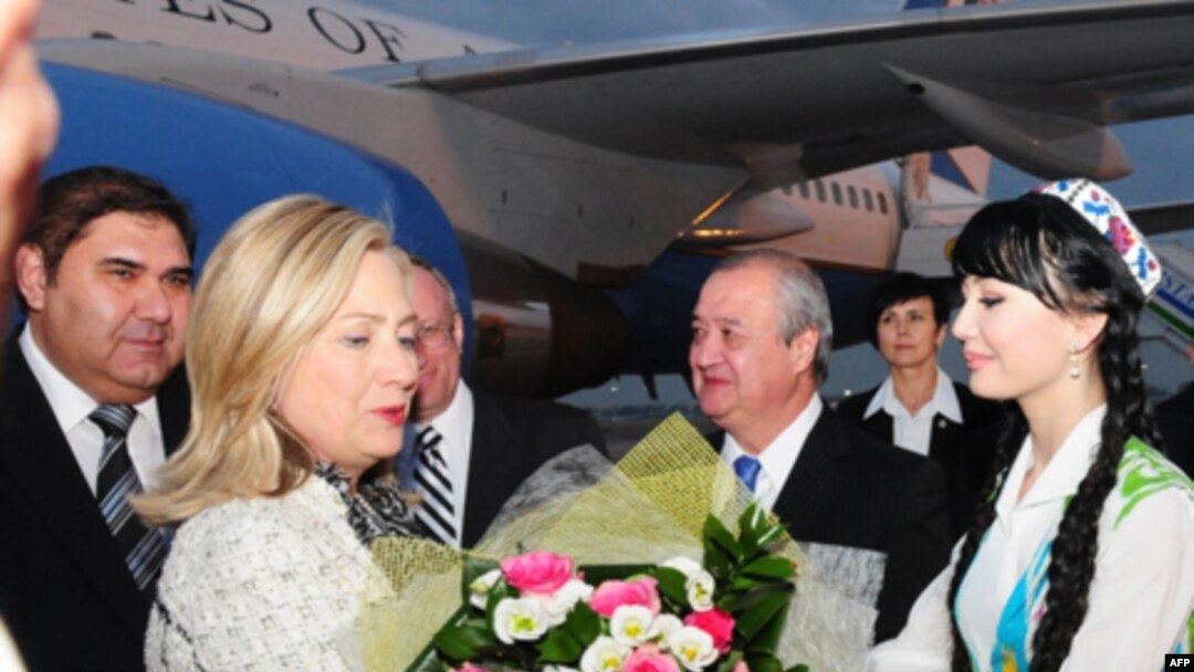 AQSh Davlat kotibasi Xillari Klintonning 2011-yilning oktabrida Toshkentga safari paytida olingan surat, chapdan Elyor G'aniyev, o'sha vaqtdagi Tashqi ishlar vaziri, o'ng tomondan ikkinchi turgan esa Abdulaziz Komilov