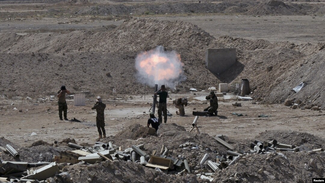 Pasukan Irak dan milisi Syiah menembakkan mortir ke arah posisi militan ISIS, Selasa (19/5).