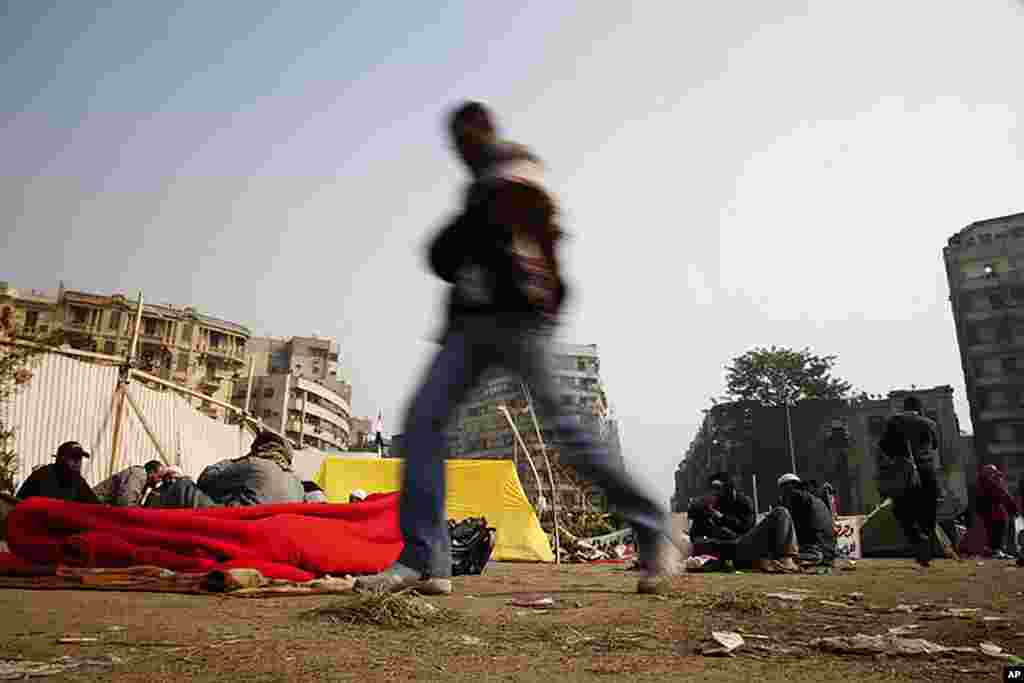 VOA - People camped out on Tahrir Square, November 22, 2011. (Y. Weeks)