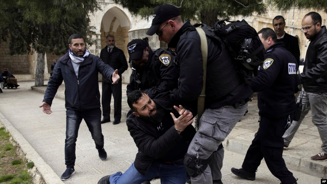 Polisi Israel menahan seorang warga Palestina di komplek masjid al-Aqsa di Yerusalem bulan lalu (foto: dok).