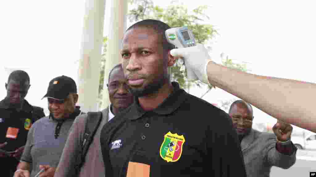 Le joueur de football malien Seydou Keita, la température en train de parler au cours des tests du virus Ebola à l&#39;arrivée à l&#39;aéroport international de Malabo à Malabo, Guinée équatoriale vendredi 16 janvier 2015.